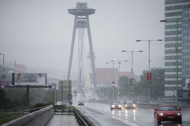 Na Moste SNP došlo k reťazovej nehode, ktorá obmedzila premávku