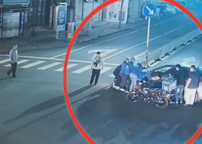 Video: Skupina poslíčkov zasahovala pri vážnej nehode. Takto zachránili motocyklistu