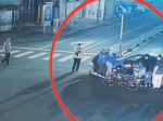 Video: Skupina poslíčkov zasahovala pri vážnej nehode. Takto zachránili motocyklistu