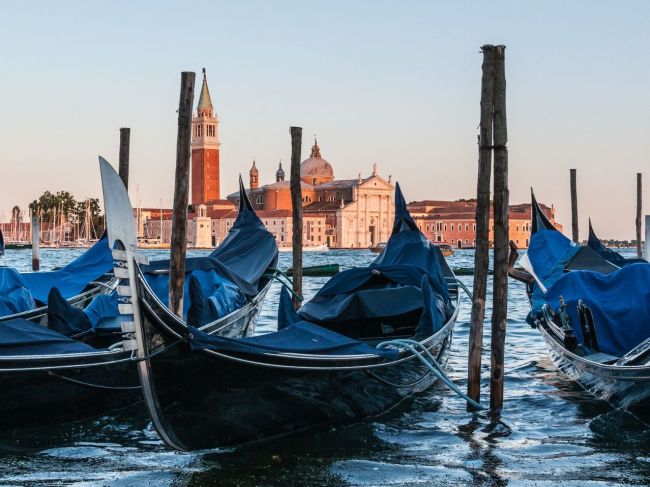 Benátky sa snažia regulovať množstvo turistov špeciálnymi bránami