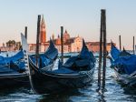 Benátky sa snažia regulovať množstvo turistov špeciálnymi bránami