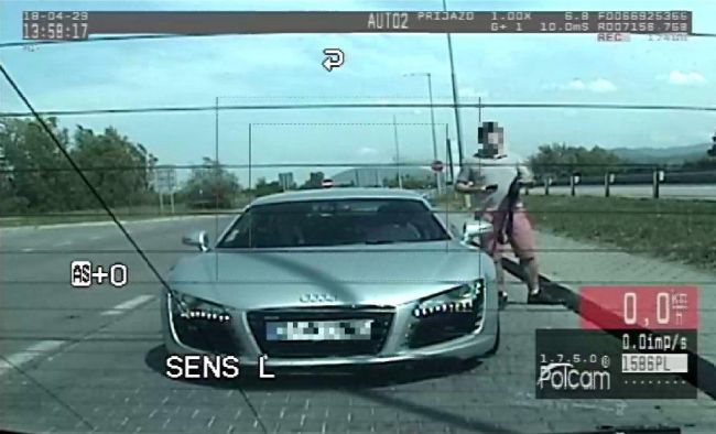Čech sa po diaľnici D1 pri Ladcoch rútil rýchlosťou 220 km za hodinu