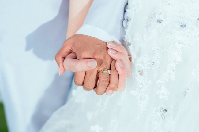 Stisk ruky dokáže prezradiť, či ste ženatí