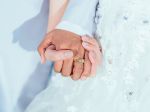Stisk ruky dokáže prezradiť, či ste ženatí