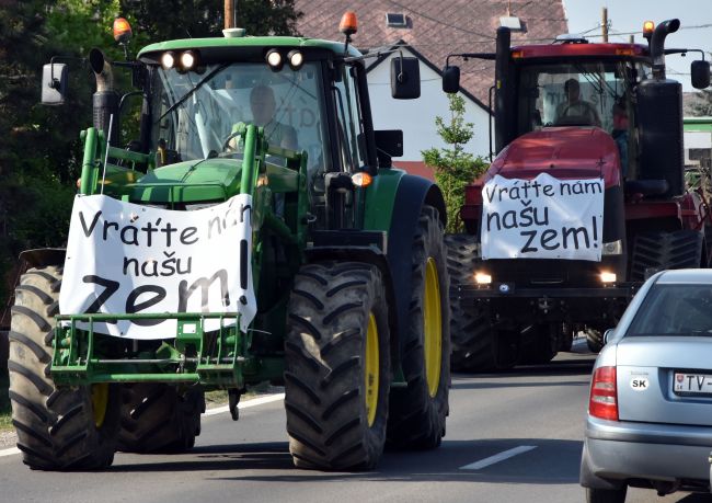 Protest Za slušné Slovensko podporili na traktoroch aj farmári