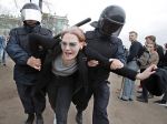 Ruská polícia počas protestov proti Putinovi zadržala vyše 350 ľudí