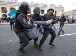  Počas protestov proti Putinovi zadržali v Rusku vyše 1000 ľudí