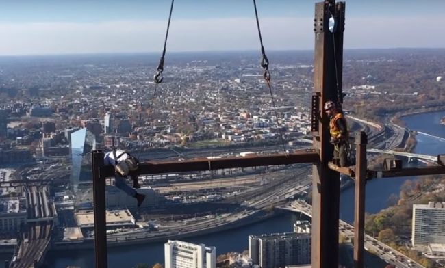 Video: Takto vyzerá práca vo výške 55. poschodia