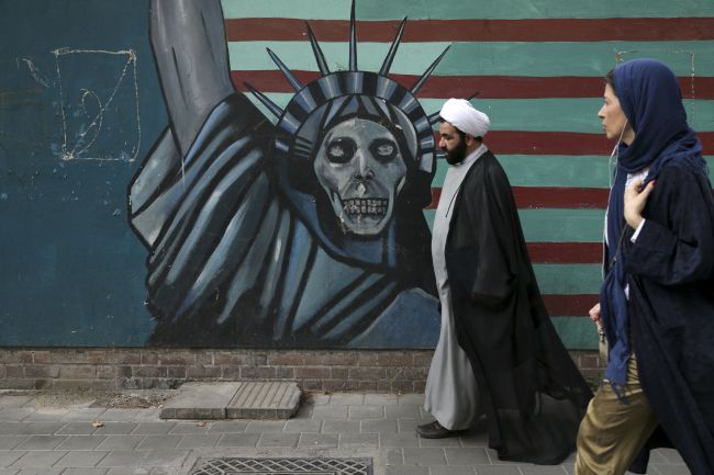Iránski poslanci zapálili v parlamente papierovú americkú zástavu