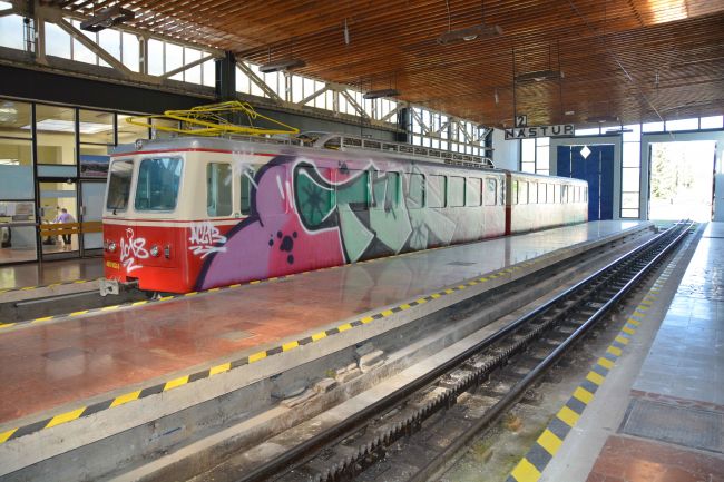 Neznámi páchatelia grafitmi postriekali zubačku