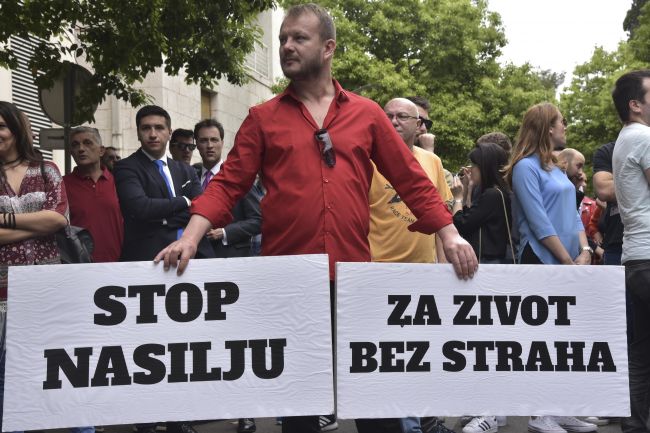 Po útoku na investigatívnu novinárku v Čiernej Hore protestovali stovky ľudí