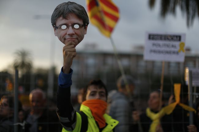 Španielsky ústavný súd znemožnil na podnet Madridu Puigdemontovu voľbu
