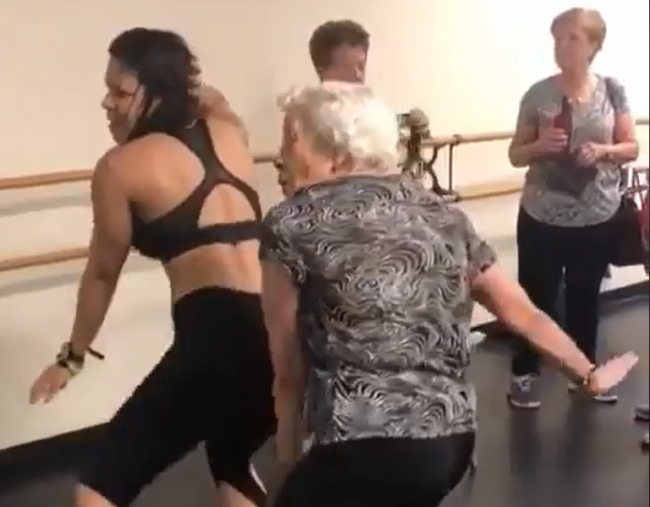 Video: Babka to roztočila na hodine tanca. Z jej výkonu vám padne sánka