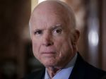 Trumpova asistentka sa nešetrne vyjadrila o chorom senátorovi McCainovi