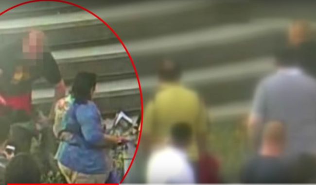V Prahe sa strhla bitka, sledovali ju turisti i kamery