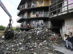 Z okolia dvoch bytoviek na Luníku IX odvážajú stovky ton odpadu