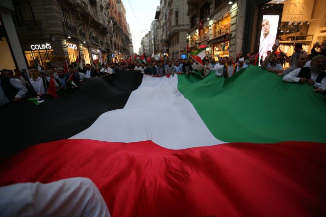 Tisíce protestujúcich v Istanbule pálili americké a izraelské vlajky