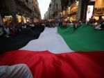 Tisíce protestujúcich v Istanbule pálili americké a izraelské vlajky