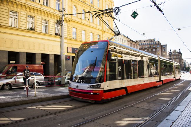 Električka zrazila dvoch chodcov, obaja zomreli