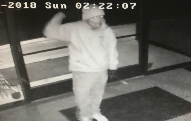 Video: Bezpečnostná kamera zachytila podivného vlamača. Polícia neverila, čo urobil
