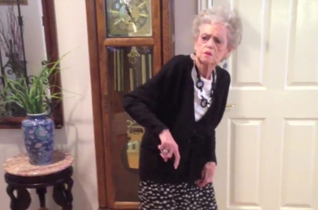 Video: 90-ročná babka predviedla vnukovi neuveriteľný tanec
