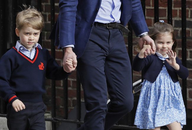 George a Charlotte sa na svadbe princa Harryho zhostia prominentných úloh