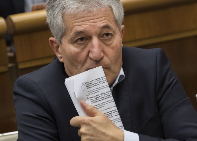 Valocký: Suchánek by mal opustiť parlament, je to čierna vrana