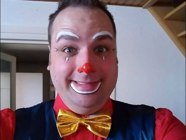 Nemocničný klaun brutálne zavraždil svoju priateľku pred očami jej detí