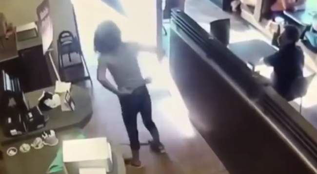 Video: Ženu odmietli pustiť na toaletu. Zareagovala šokujúcim spôsobom