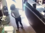 Video: Ženu odmietli pustiť na toaletu. Zareagovala šokujúcim spôsobom