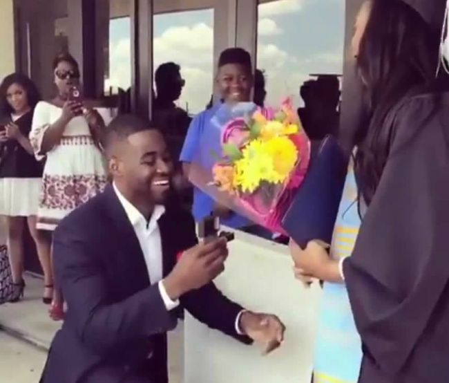 Video: Muž požiadal priateľku o ruku na jej promóciách. Na internete ho odsúdili