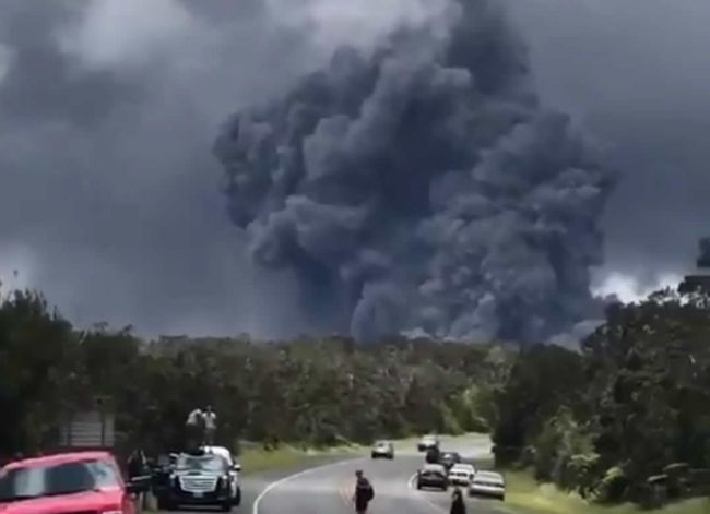 Video: Havajská sopka Kilauea vybuchla priamo na vrchole, chrlí stĺp popola