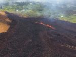 Havajská sopka Kilauea vybuchla priamo na vrchole, chrlí stĺp popola