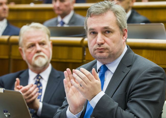 Opozícia navrhuje zakázať nové tabule a názvy ulíc oslavujúcich totalitu