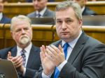 Opozícia navrhuje zakázať nové tabule a názvy ulíc oslavujúcich totalitu