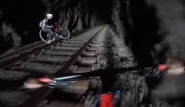 Video: Cyklisti sa bezhlavo vydali do tunela, keď vtom za sebou začuli vlak