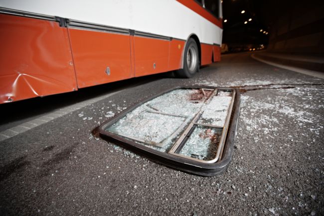 Pri českých Litoměřiciach sa autobus so školákmi zrazil s traktorom