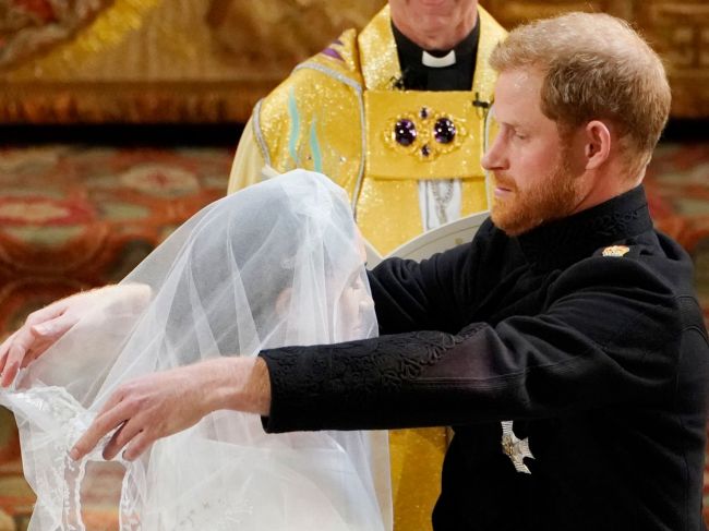 Premiérka Mayová zablahoželala Harrymu a Meghan; prichádzajú hostia