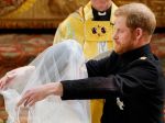 Premiérka Mayová zablahoželala Harrymu a Meghan; prichádzajú hostia