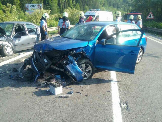 Čelná zrážka dvoch áut pri Brodne usmrtila jedného z pasažierov