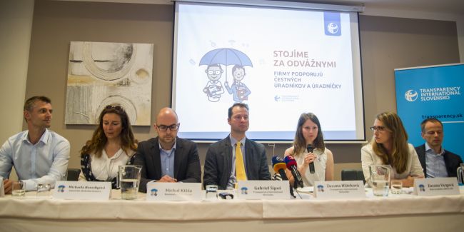 Stovky súkromných firiem pomôžu úradníkom, ktorí sa odvážia oznámiť korupciu