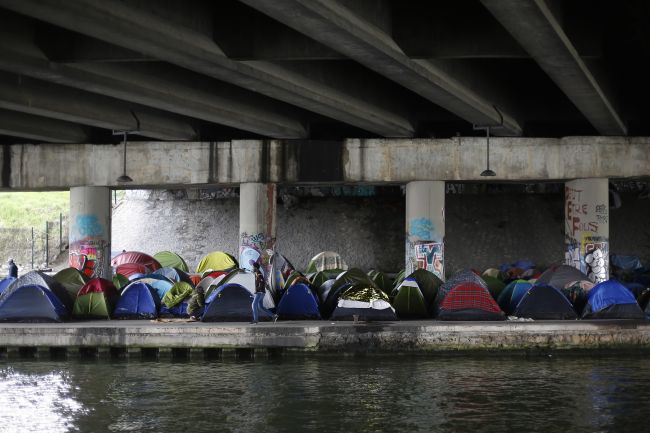 Francúzsky rezort vnútra nariadil likvidáciu táborísk migrantov v Paríži