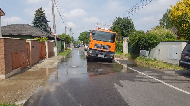 V Bratislave evidujú haváriu vodovodného potrubia, cesta sa na mieste prepadla