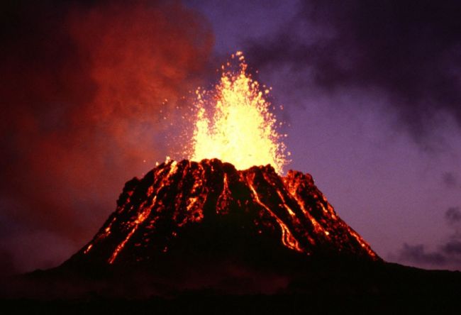 Video: V okolí sopky Kilauea spozorovali "desivé" modré plamene