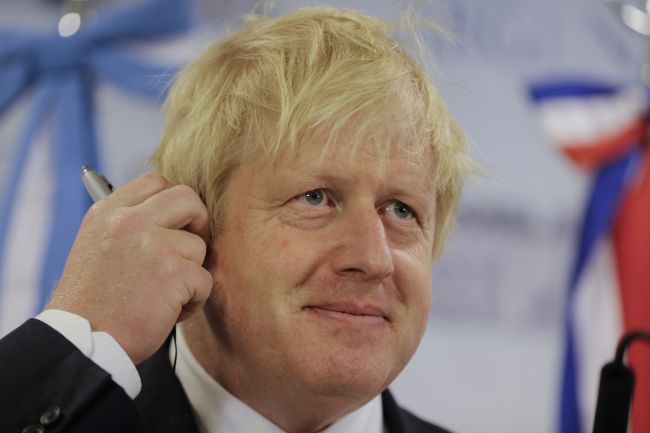 Šéf britskej diplomacie Johnson hovoril 18 minút s falošným arménskym premiérom