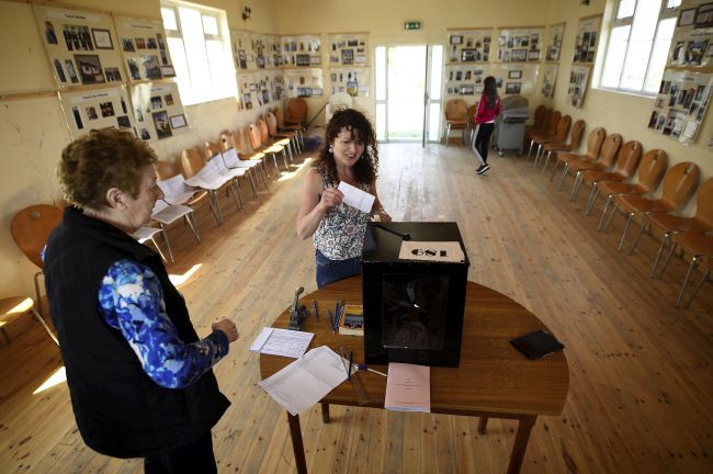 Írski voliči v referende rozhodujú o liberalizácii zákona o interrupciách