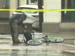 Video: Cyklista sa už nevydržal pozerať na pyrotechnikov, a podozrivý ruksak prehľadal sám