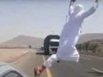Video: Muž skočil pred kamión, snažil sa len o kaskadérsky kúsok