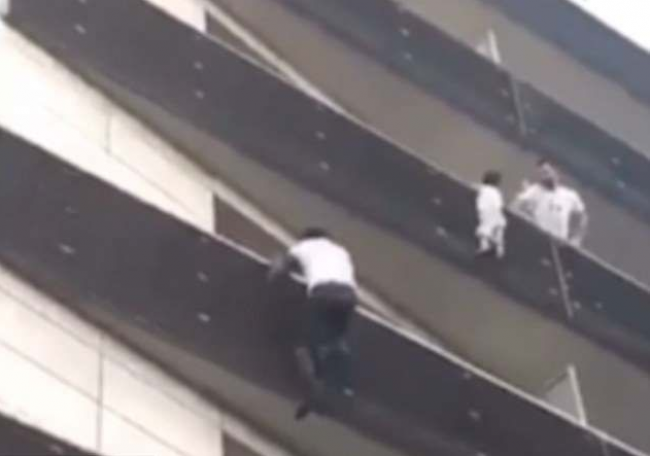 Video: Malijský imigrant zachránil dieťa visace z balkóna v Paríži