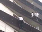Video: Malijský imigrant zachránil dieťa visace z balkóna v Paríži